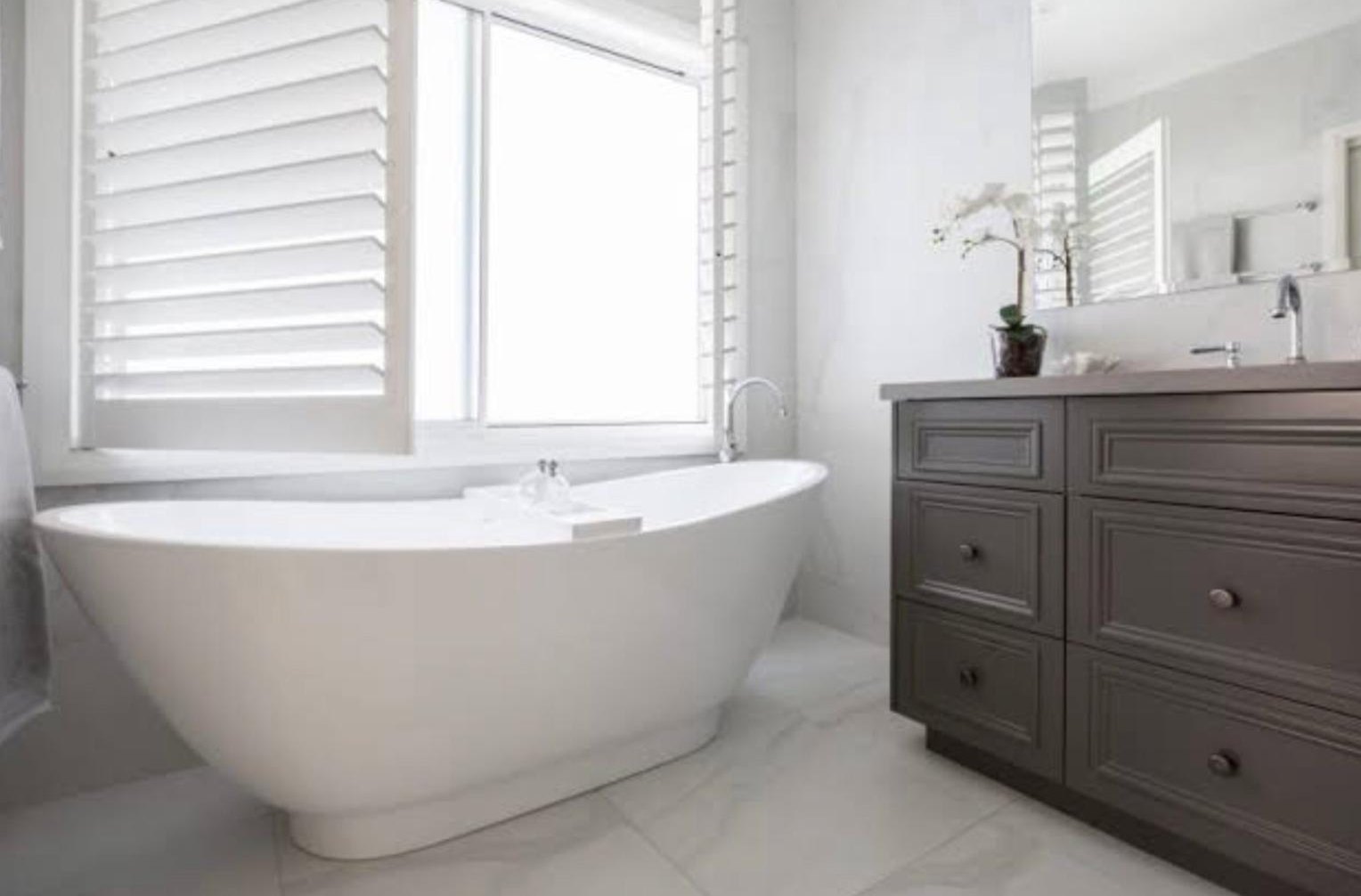 Freestanding bath with plantation shutters